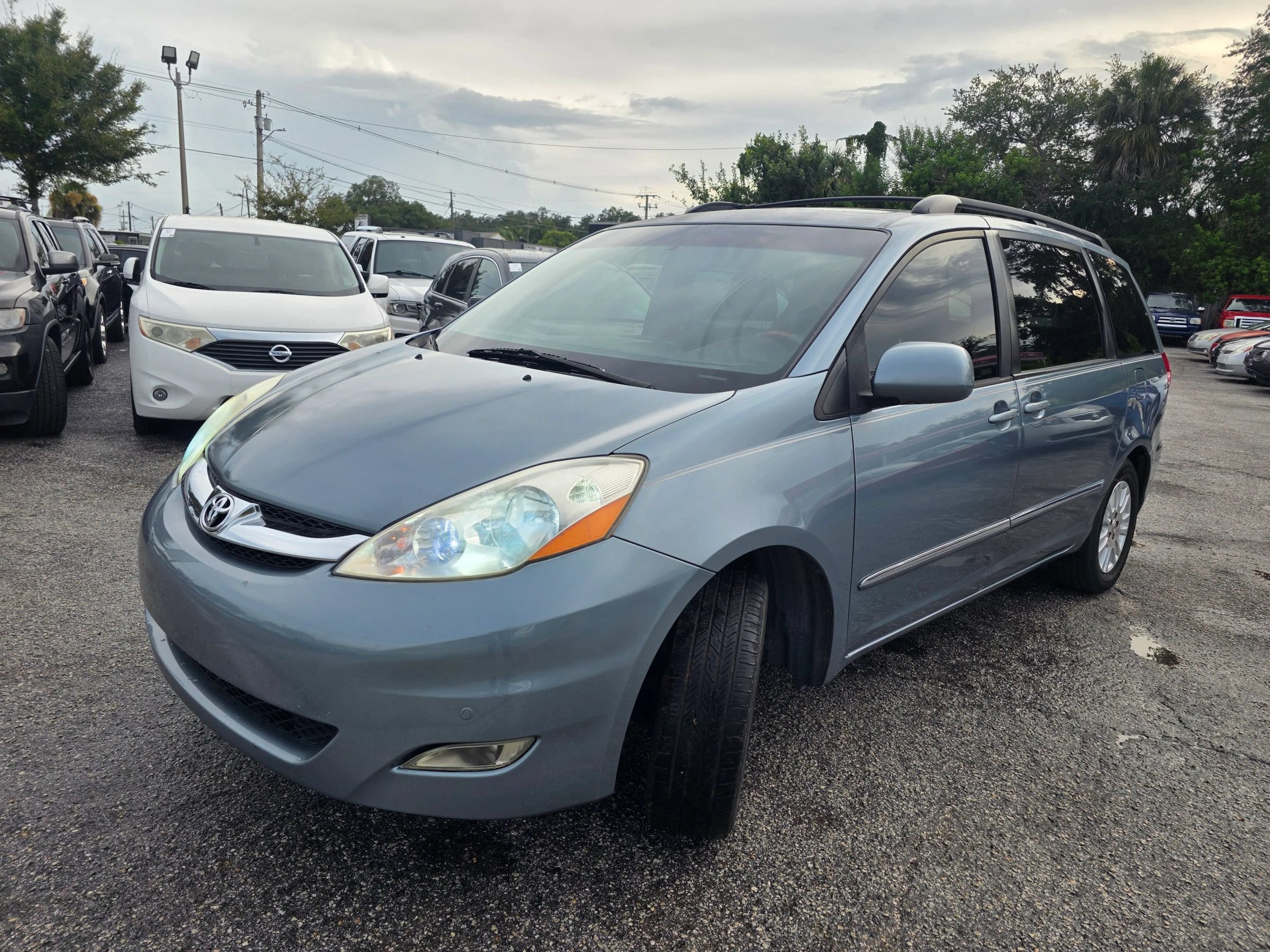 Used 2010 Toyota Sienna XLE Limited w/ XLE Limited Pkg 2 FWD image 3