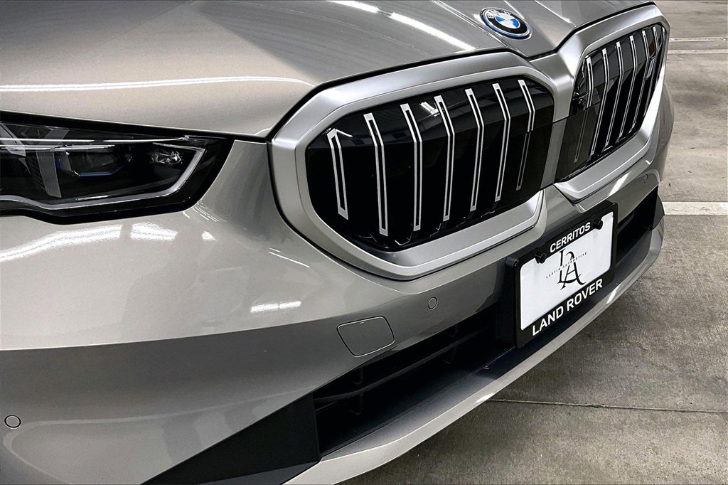 Used 2025 BMW i5 xDrive40 w/ Premium Package image 31