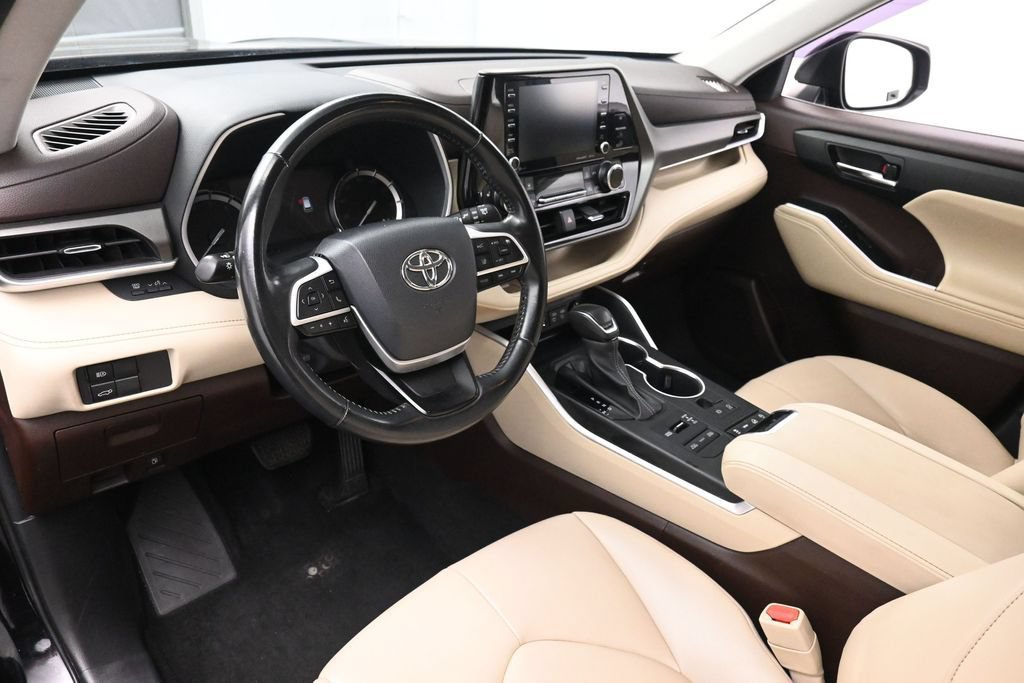 Used 2022 Toyota Highlander XLE AWD/4WD image 14