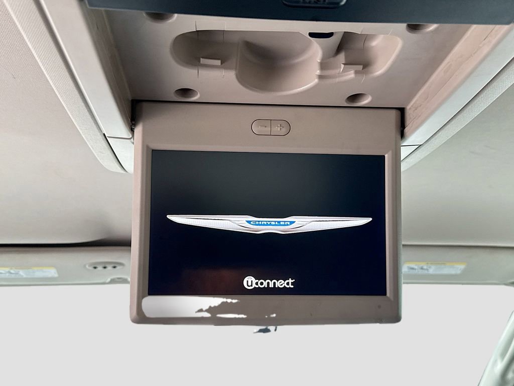 Used 2014 Chrysler Town & Country Touring FWD image 19