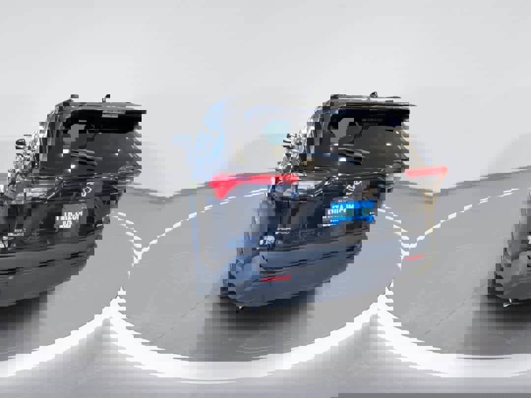 Used 2021 Toyota RAV4 LE image 7