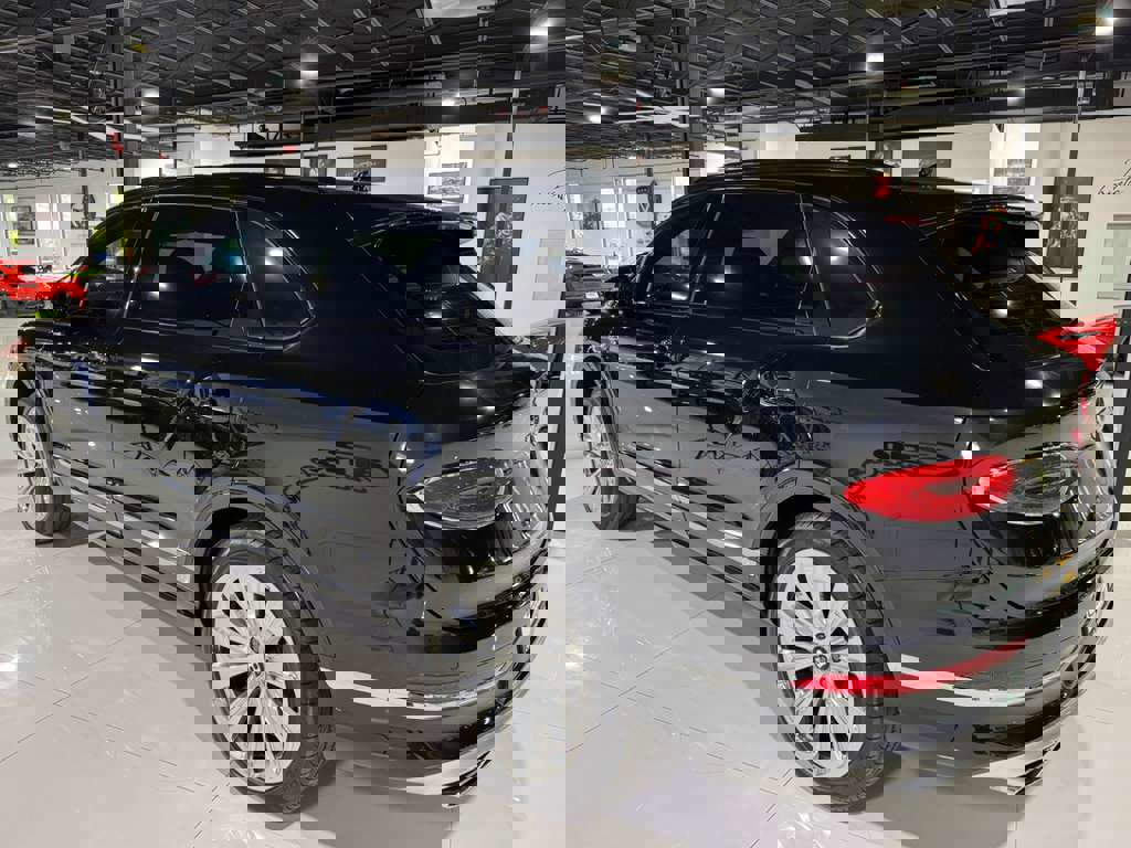 Used 2023 Bentley Bentayga Extended Wheelbase image 5