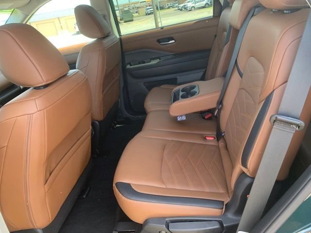 Used 2025 Nissan Pathfinder Platinum w/ Black Appearance Package image 26