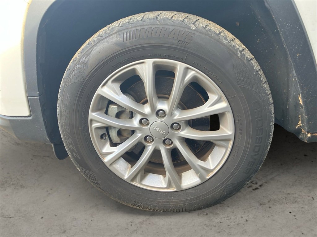 Used 2019 Jeep Cherokee Latitude w/ Popular Appearance Group image 9