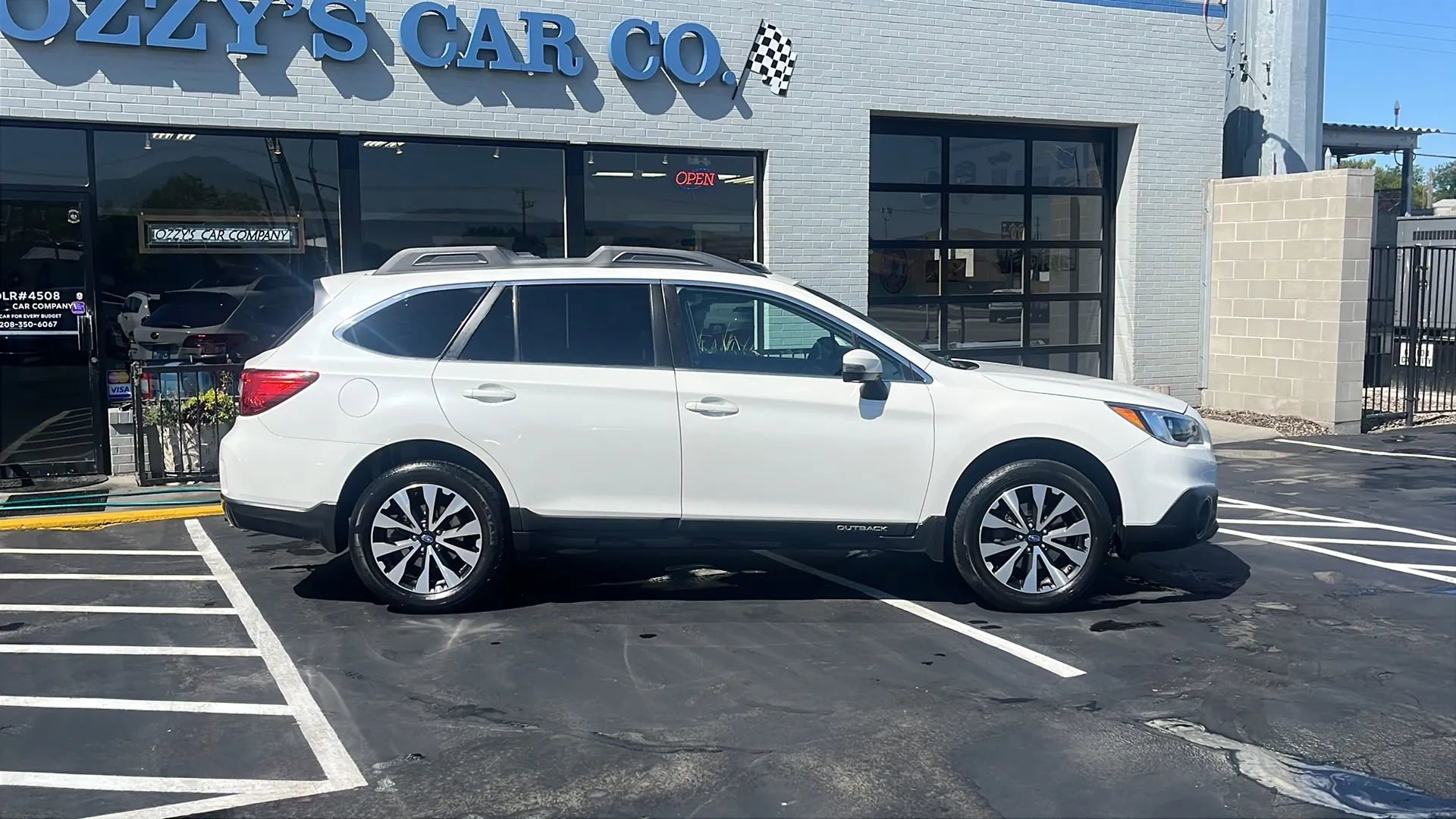 Used 2017 Subaru Outback 2.5i Limited image 2