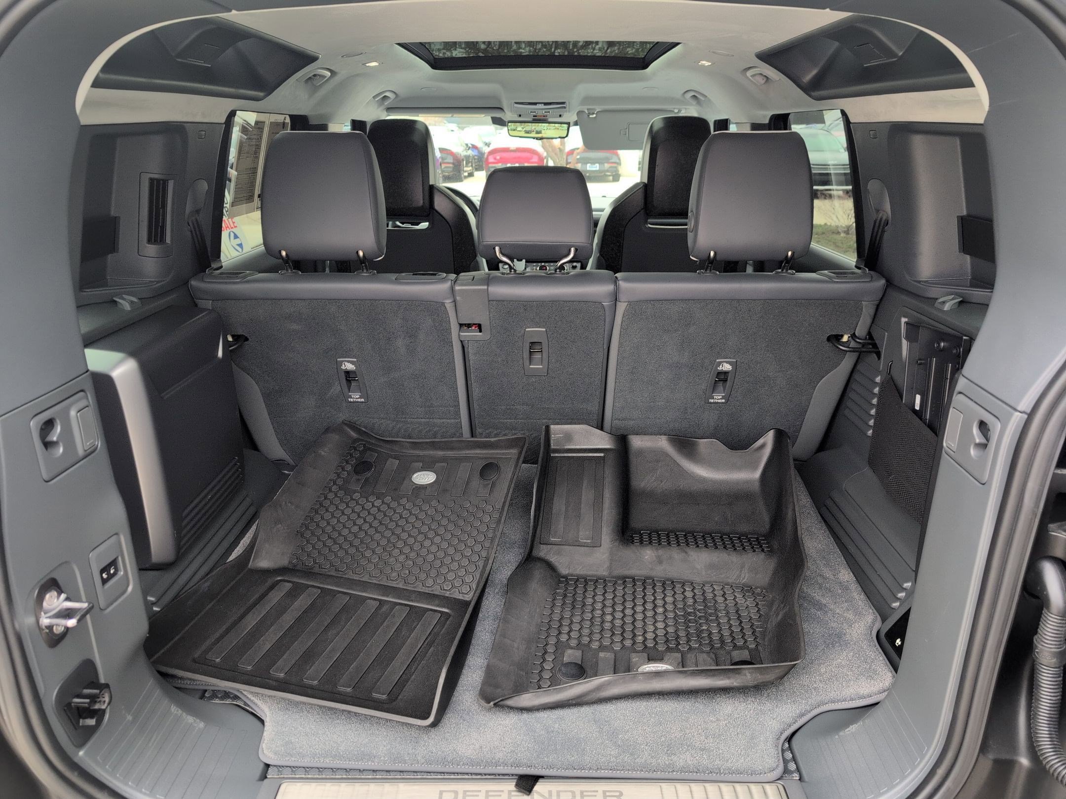 Used 2025 Land Rover Defender 110 image 32