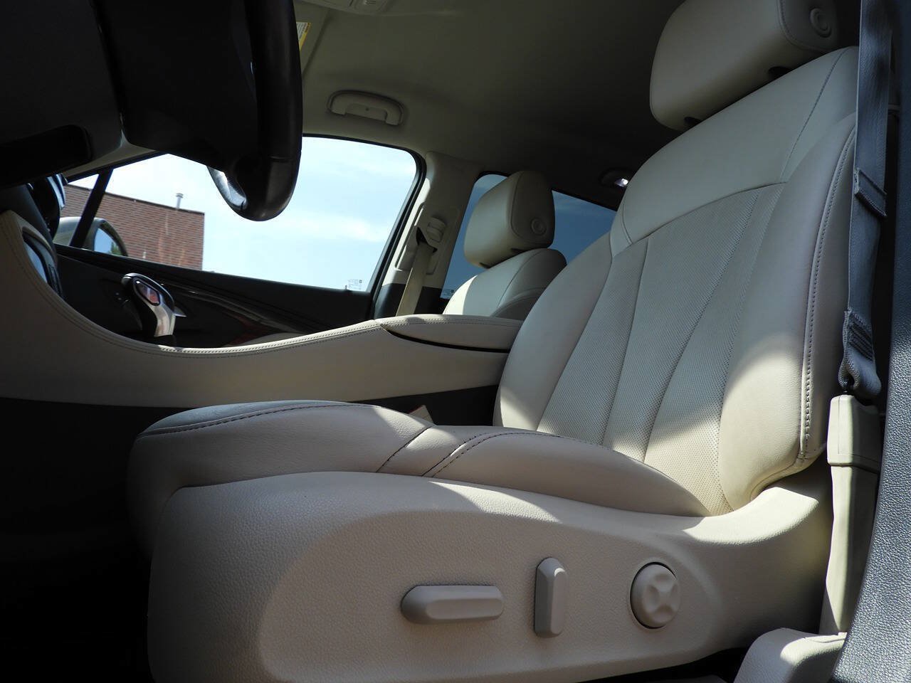 Used 2019 Buick Envision Essence AWD/4WD image 16