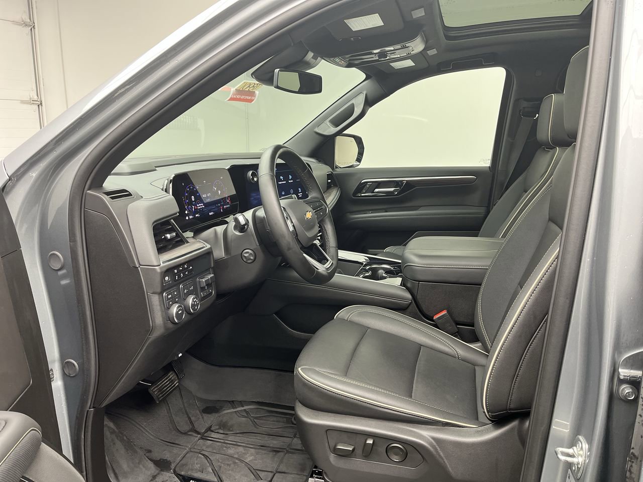 Certified 2025 Chevrolet Suburban Premier w/ Sun And Tow Package AWD/4WD image 3