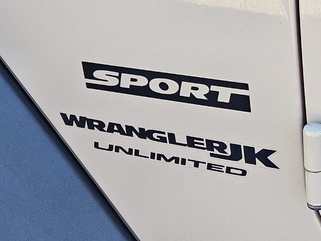 Used 2018 Jeep Wrangler Unlimited Sport w/ Connectivity Group AWD/4WD image 30