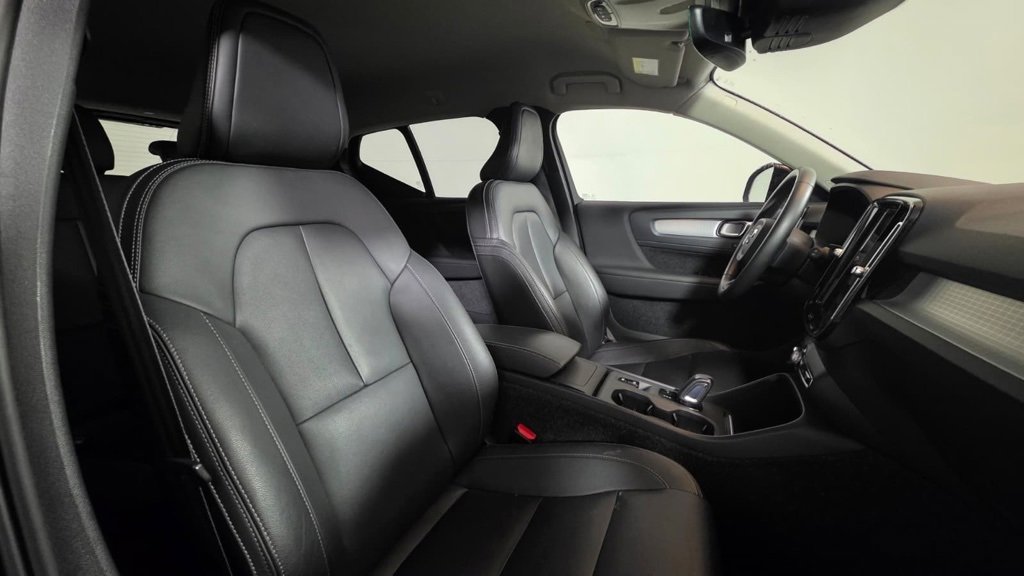 Used 2021 Volvo XC40 T5 Momentum w/ Climate Package image 12