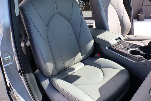Used 2020 Toyota Highlander Limited FWD image 13