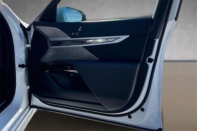 Used 2023 BMW 760i xDrive image 18