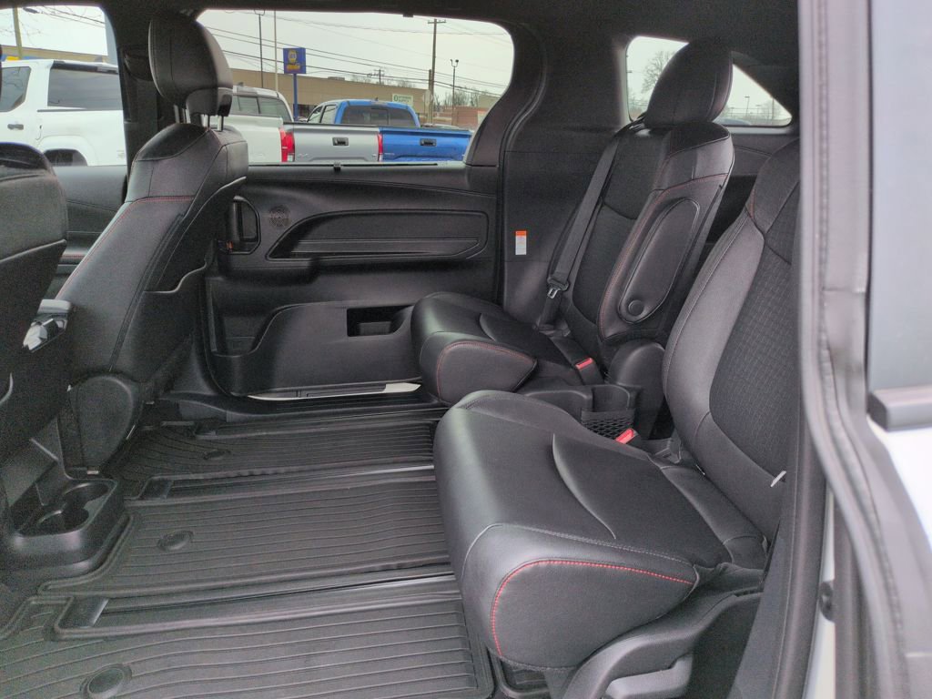 Used 2025 Toyota Sienna XSE w/ XSE Plus Package image 25