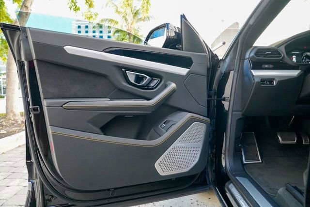 Used 2022 Lamborghini Urus image 47