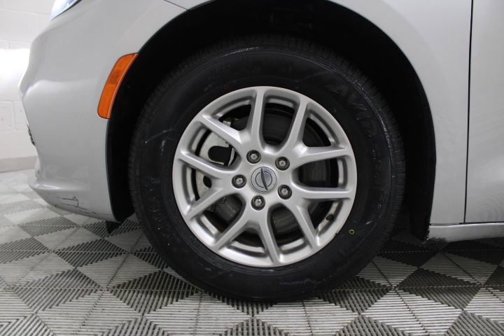 Used 2024 Chrysler Pacifica Touring-L image 48