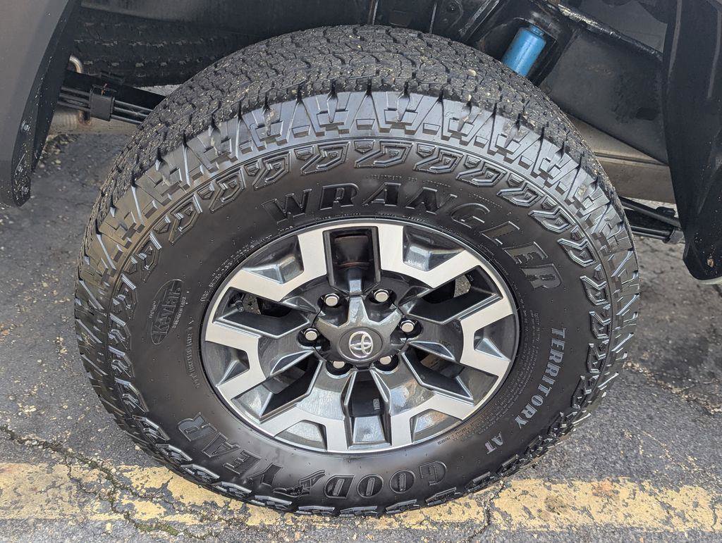 Used 2023 Toyota Tacoma TRD Off-Road w/ TRD Premium Off Road Package image 32
