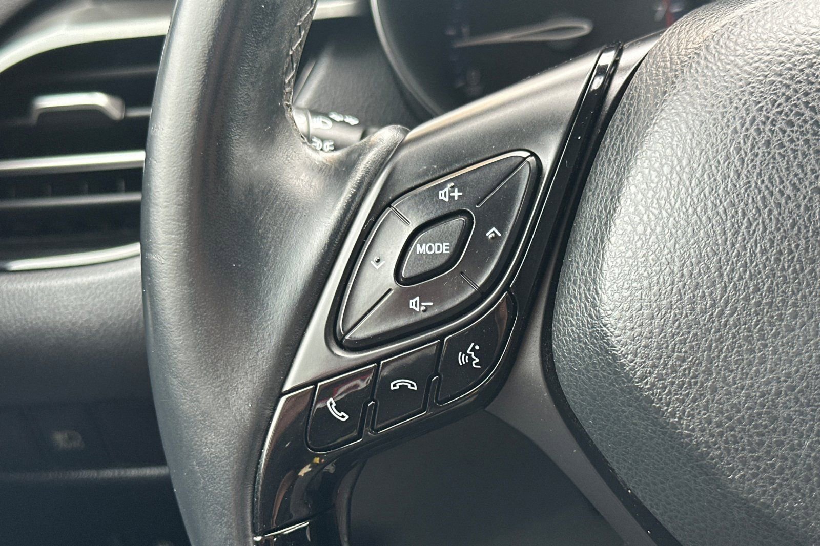 Used 2018 Toyota C-HR XLE FWD image 26