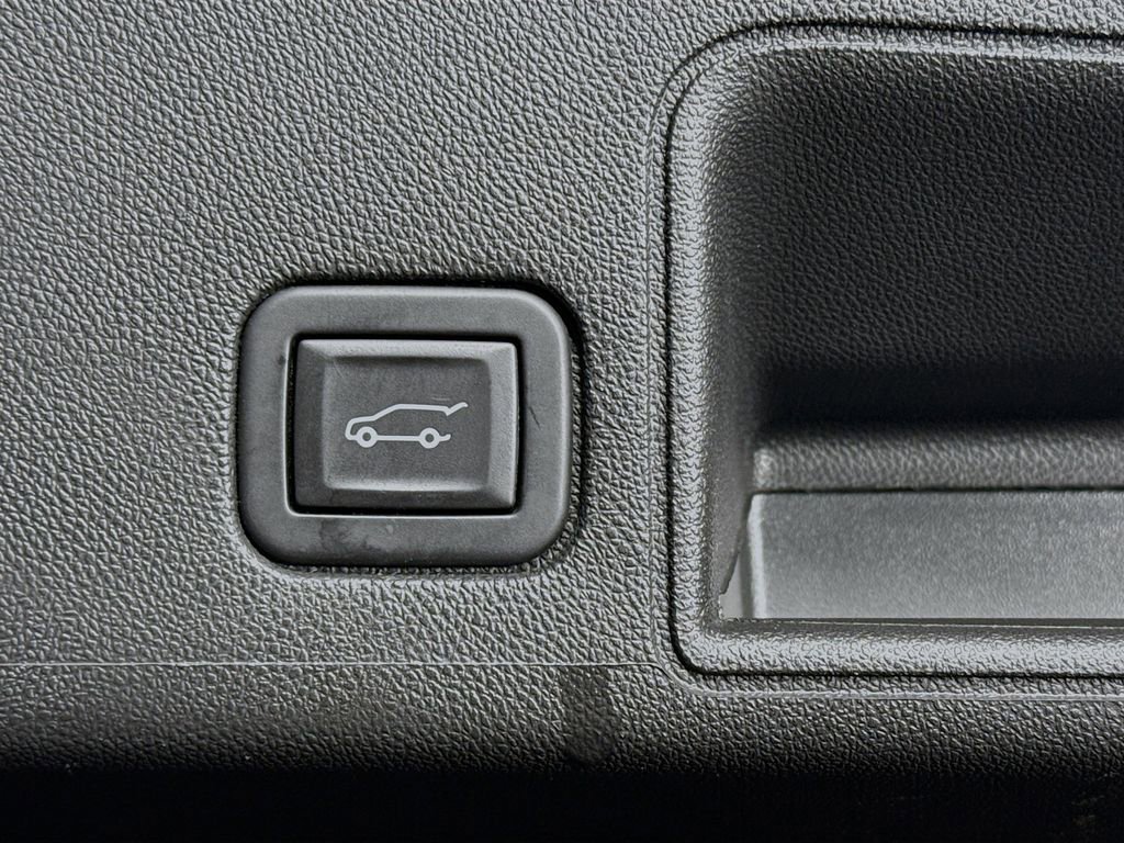 Used 2023 GMC Terrain SLT w/ Elevation Edition image 21