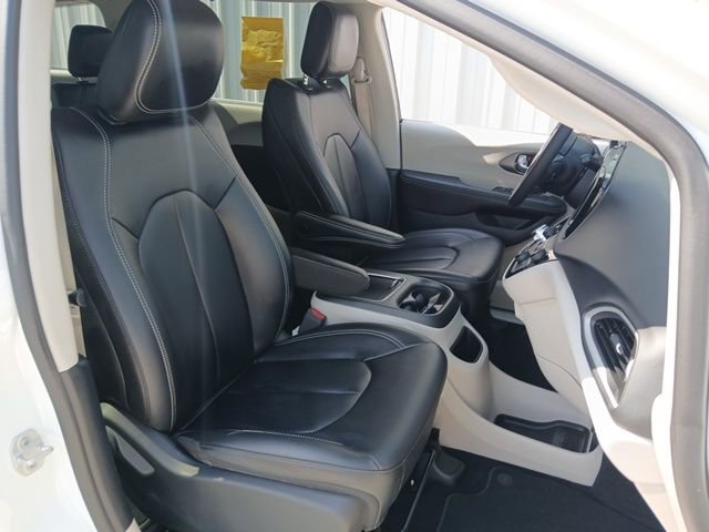 Used 2024 Chrysler Pacifica Touring-L image 25