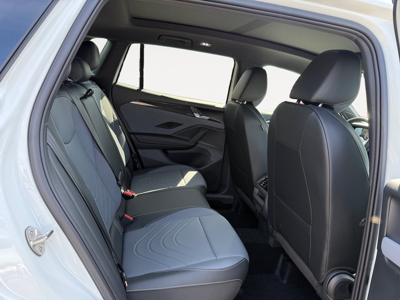 New 2026 Volkswagen Tiguan SE R-Line FWD image 18