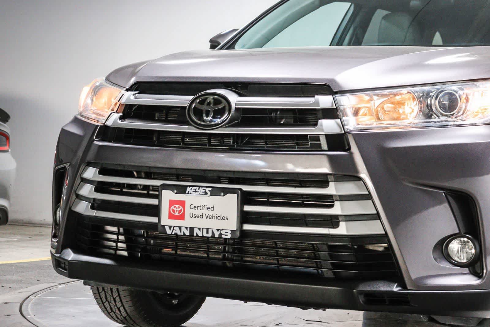 Certified 2019 Toyota Highlander Plus w/ Carpet Mat Package (TMS) FWD image 8