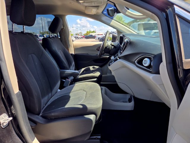 Used 2017 Chrysler Pacifica Touring FWD image 19