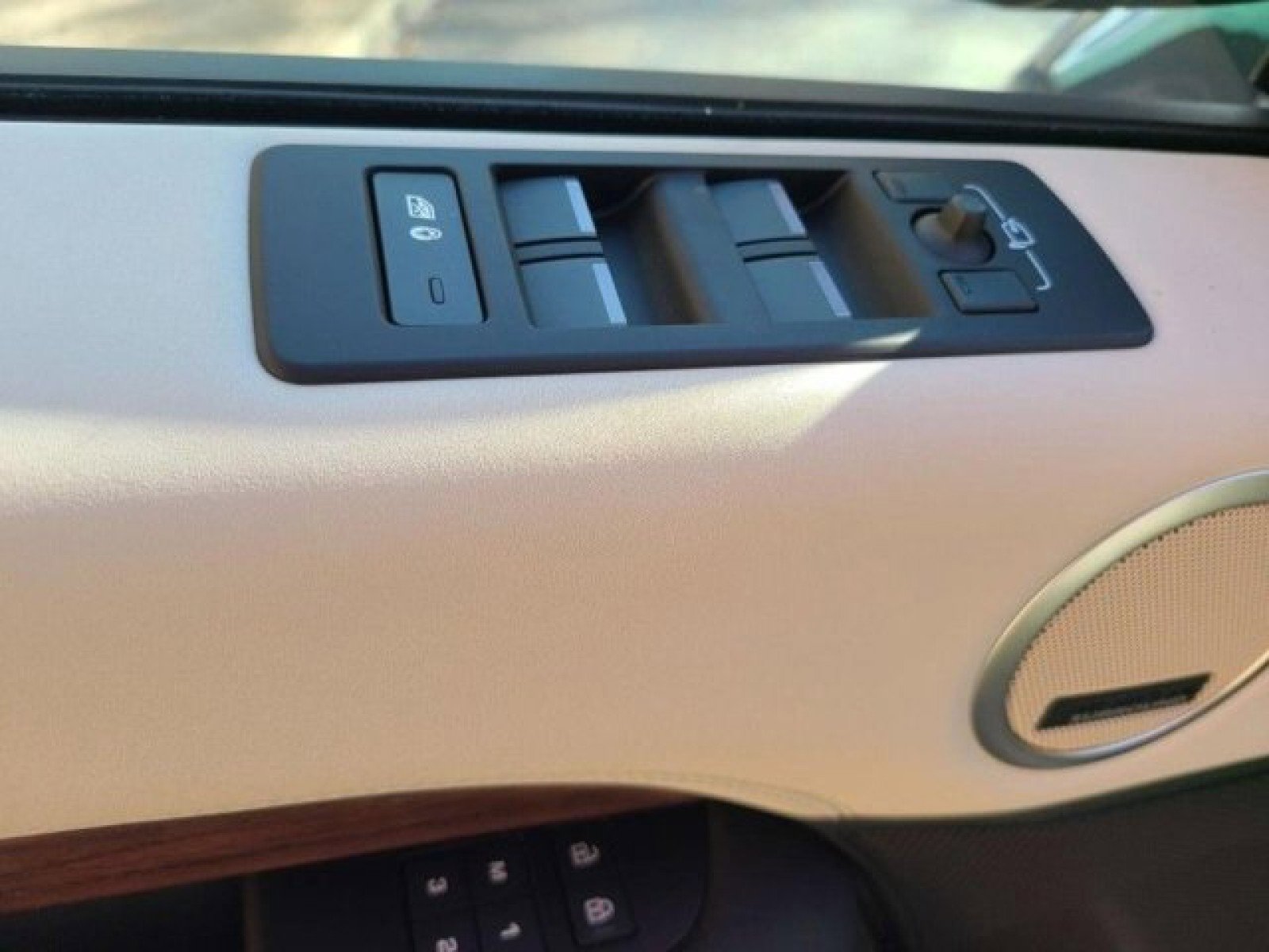 Certified 2024 Land Rover Discovery S image 28