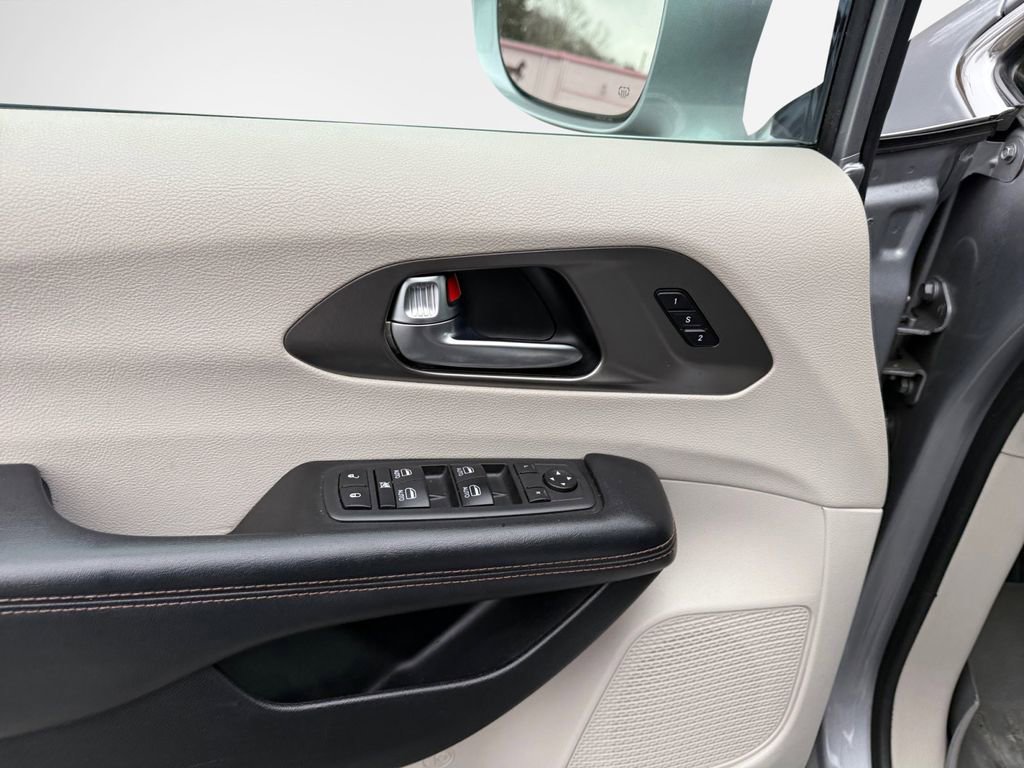 Used 2020 Chrysler Pacifica Touring-L Plus w/ Tire & Wheel Group image 14