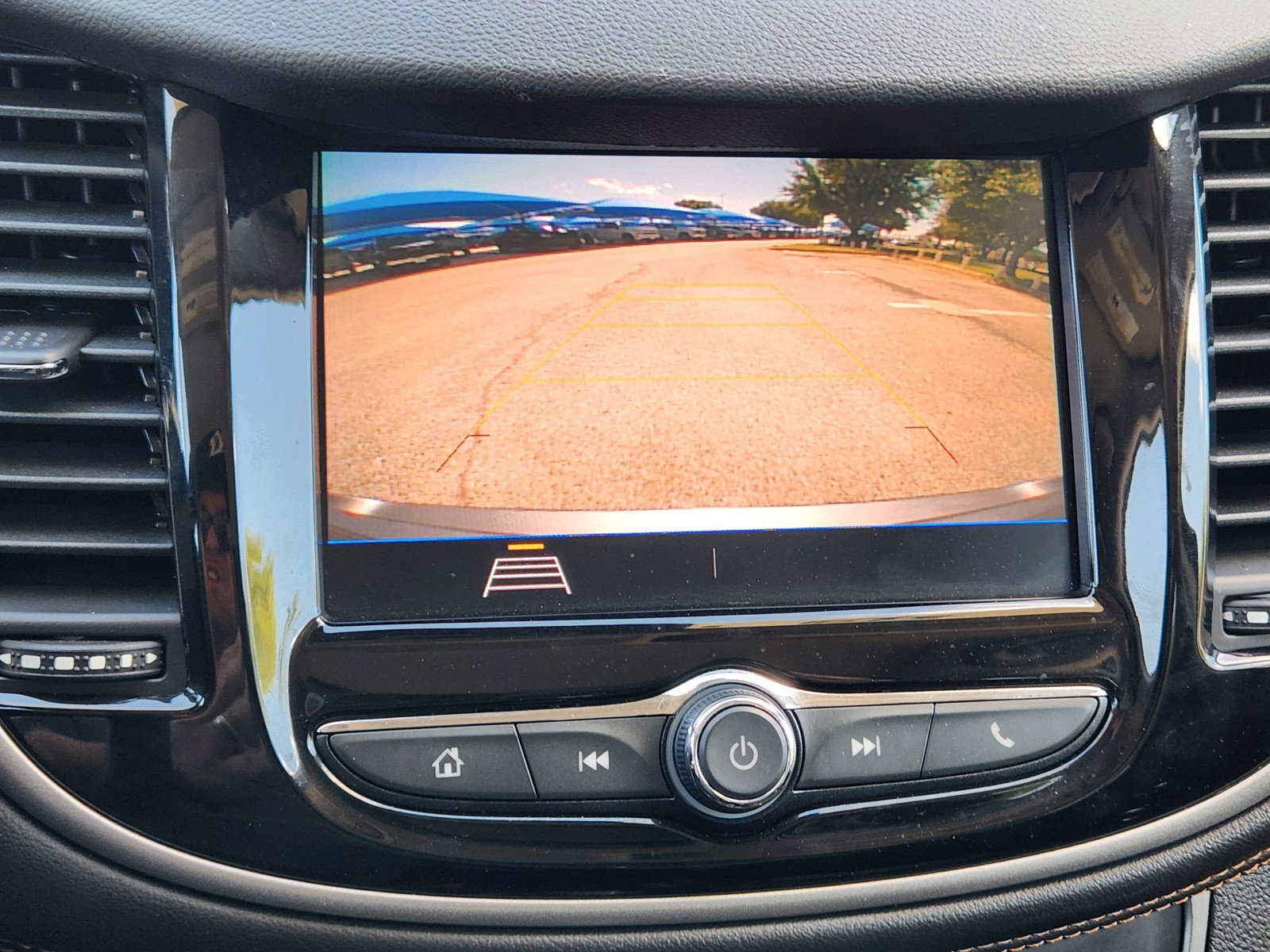 Used 2020 Chevrolet Trax LT w/ LT Convenience Package FWD image 7