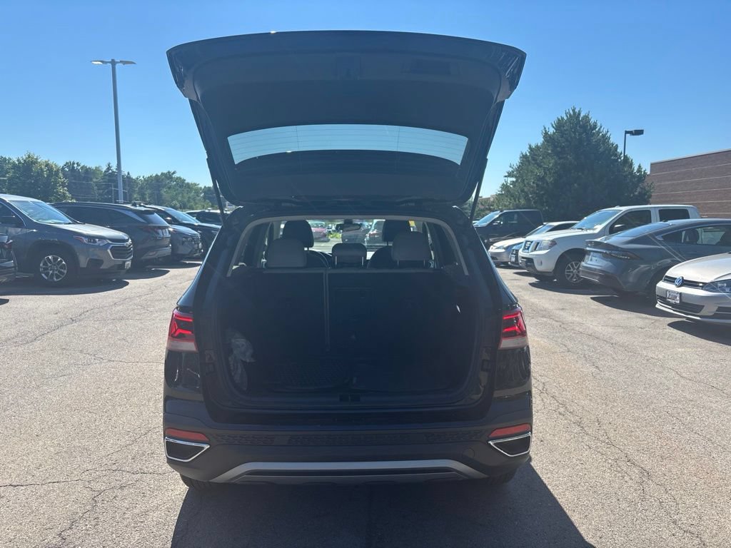 Used 2024 Volkswagen Taos SE w/ Panoramic Sunroof Package AWD/4WD image 6