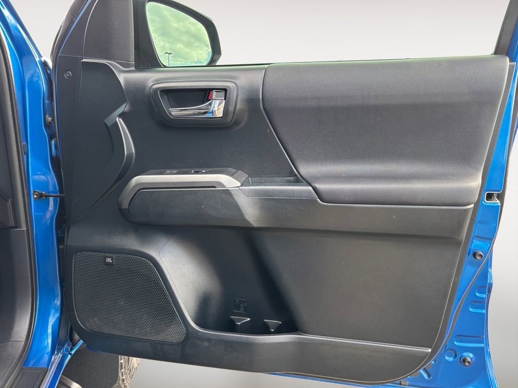 Used 2016 Toyota Tacoma TRD Off-Road AWD/4WD image 12