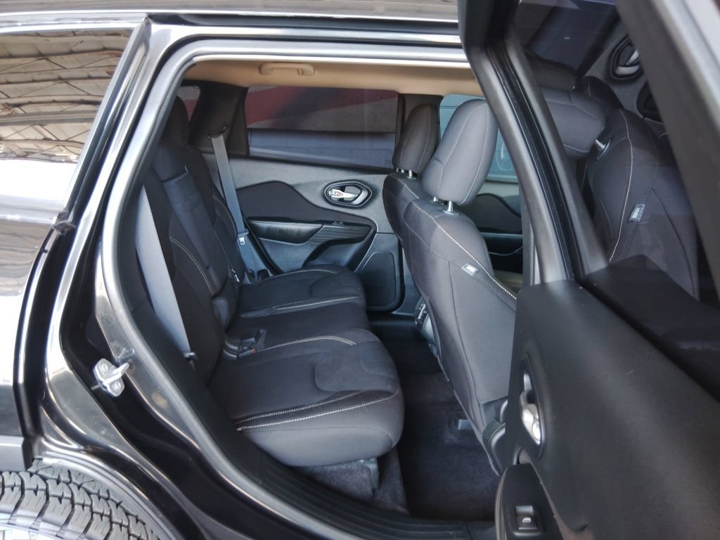 Used 2016 Jeep Cherokee Latitude w/ Comfort & Sound Group FWD image 15