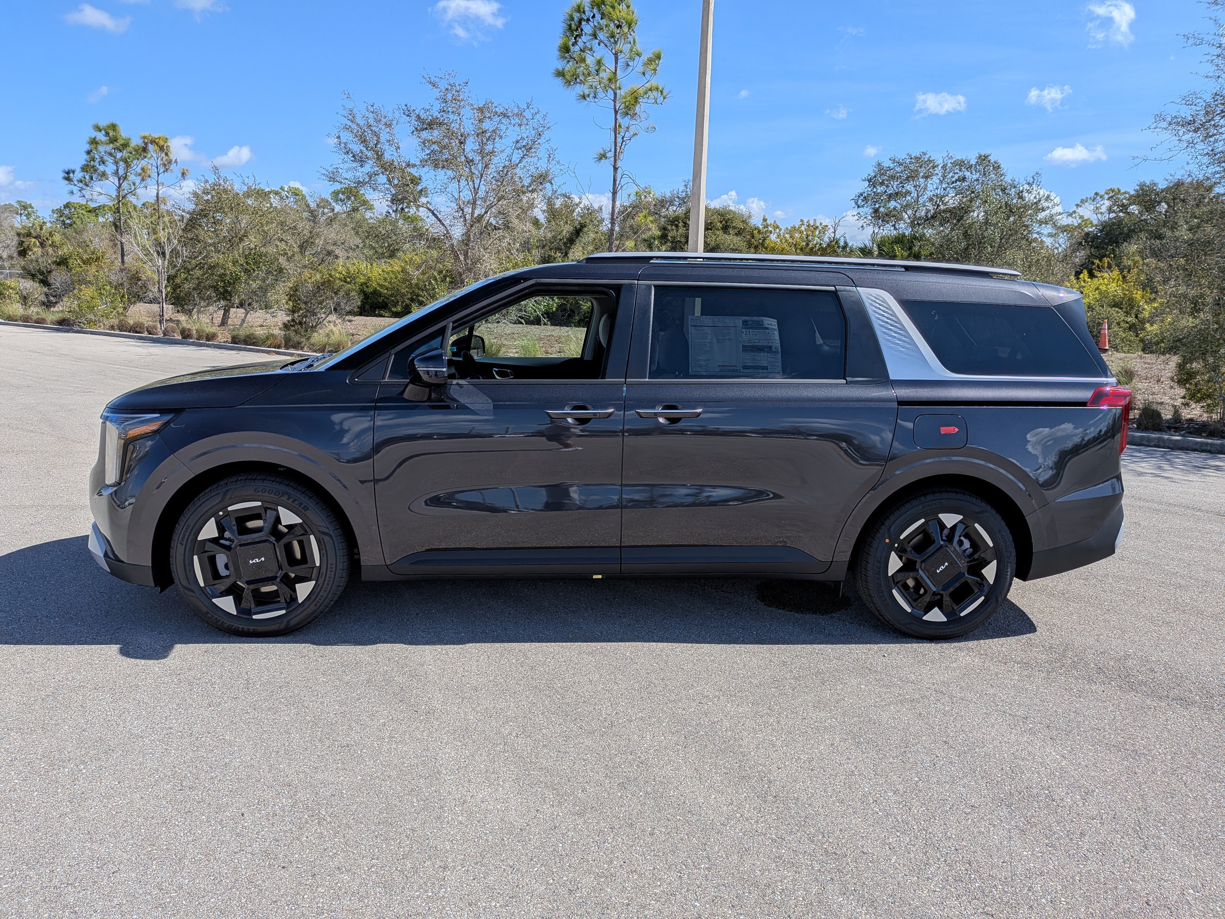 New 2026 Kia Carnival EX FWD image 8