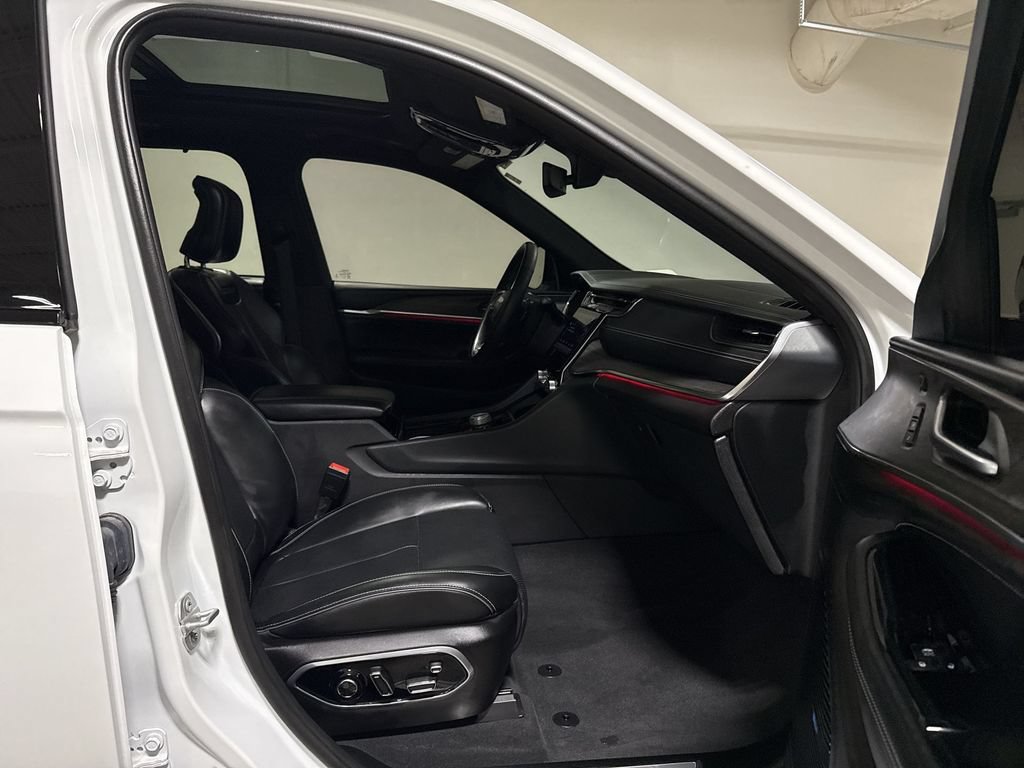 Used 2022 Jeep Grand Cherokee Overland AWD/4WD image 23