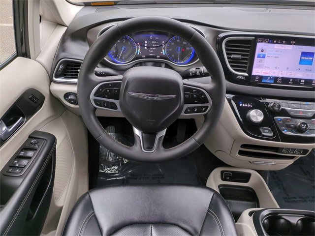 Used 2024 Chrysler Pacifica Touring-L image 16
