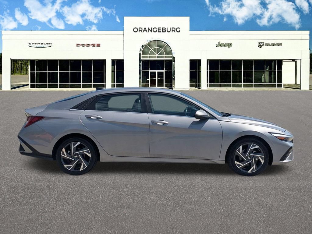 Used 2025 Hyundai Elantra Limited FWD image 8