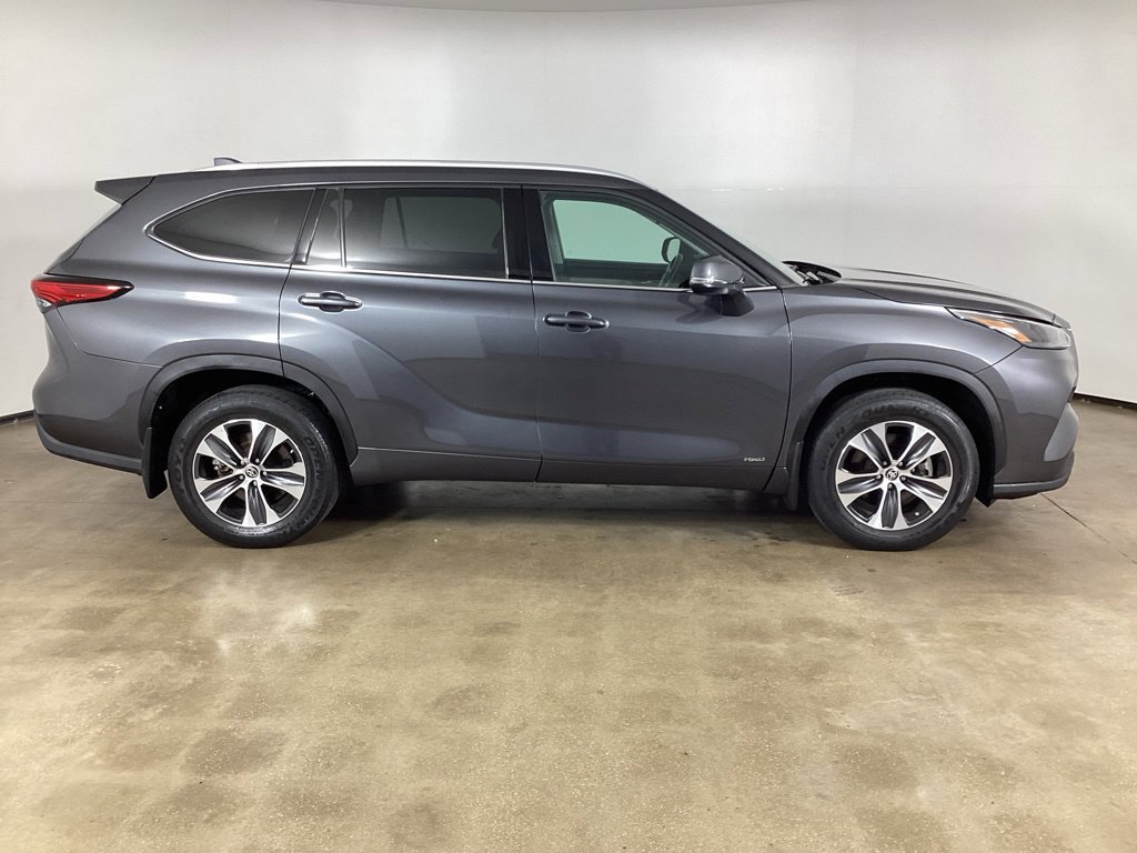 Used 2022 Toyota Highlander XLE AWD/4WD image 4