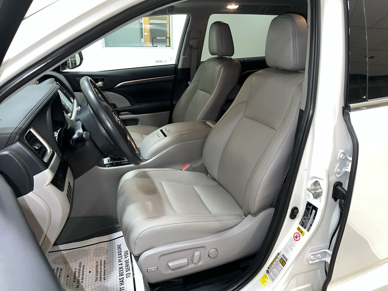 Used 2019 Toyota Highlander Limited Platinum w/ Carpet Mat Package (TMS) AWD/4WD image 19