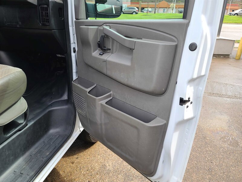 Used 2018 GMC Savana 2500 Extended w/ Driver Convenience Package RWD image 9