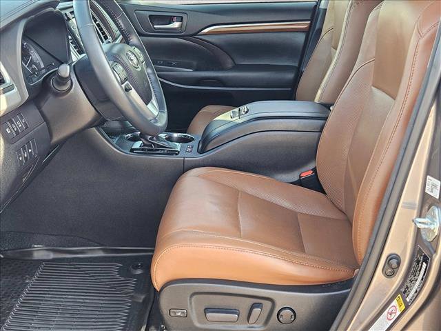 Used 2017 Toyota Highlander Limited Platinum AWD/4WD image 17