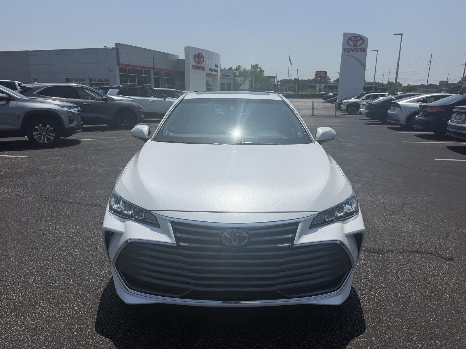Used 2020 Toyota Avalon XLE w/ Moonroof Package FWD image 2