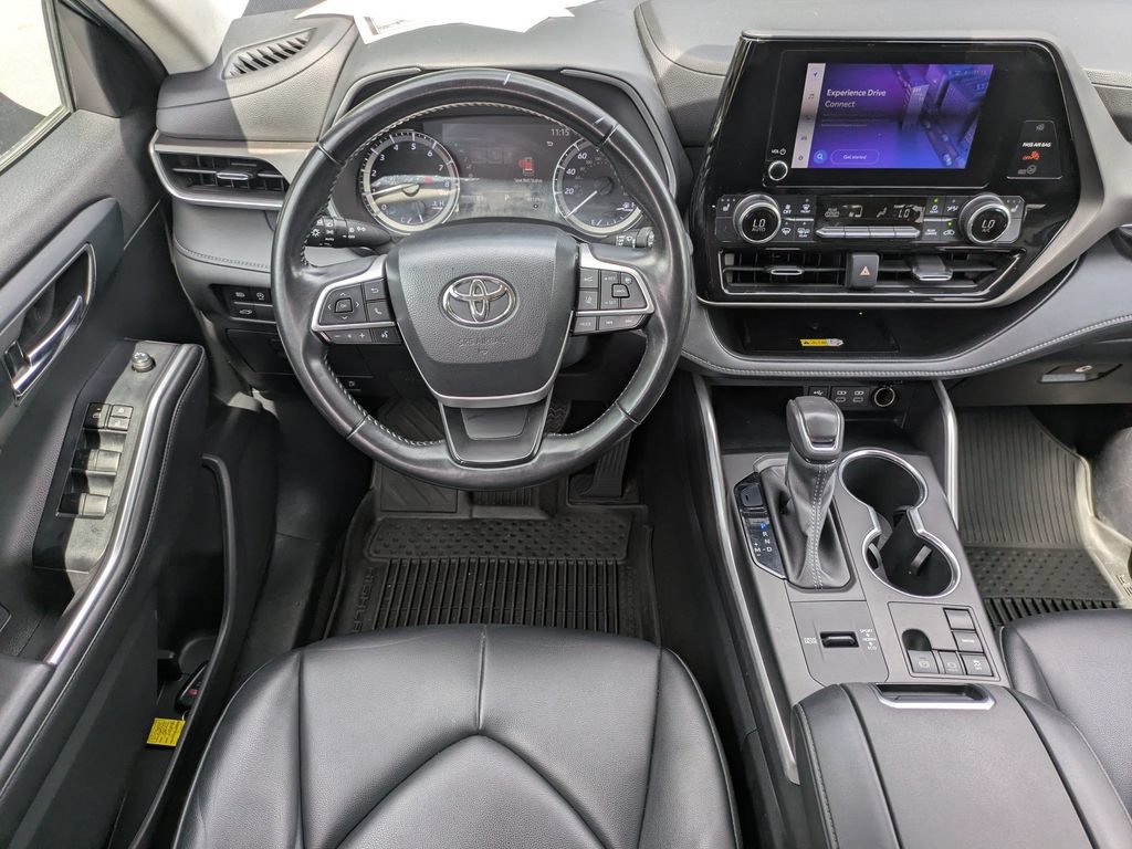 Used 2023 Toyota Highlander XLE FWD image 16