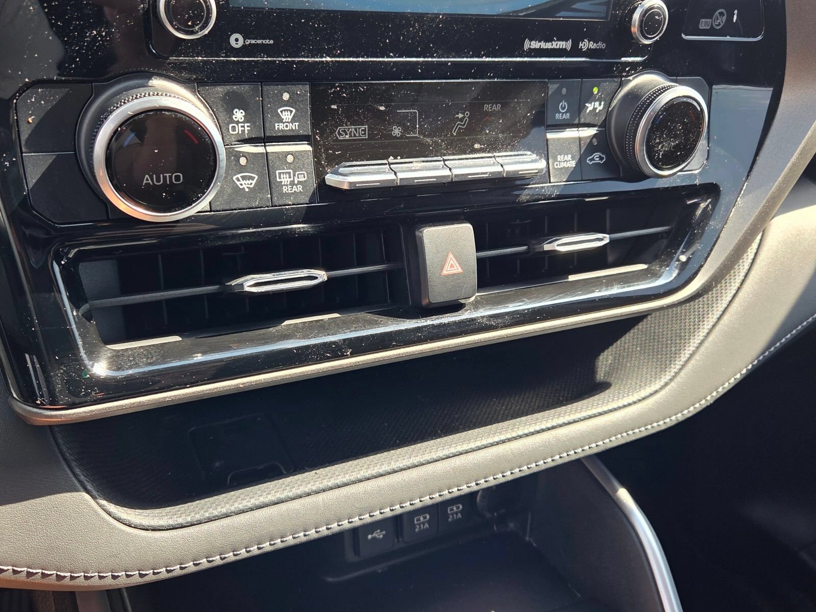 Used 2021 Toyota Highlander LE AWD/4WD image 24