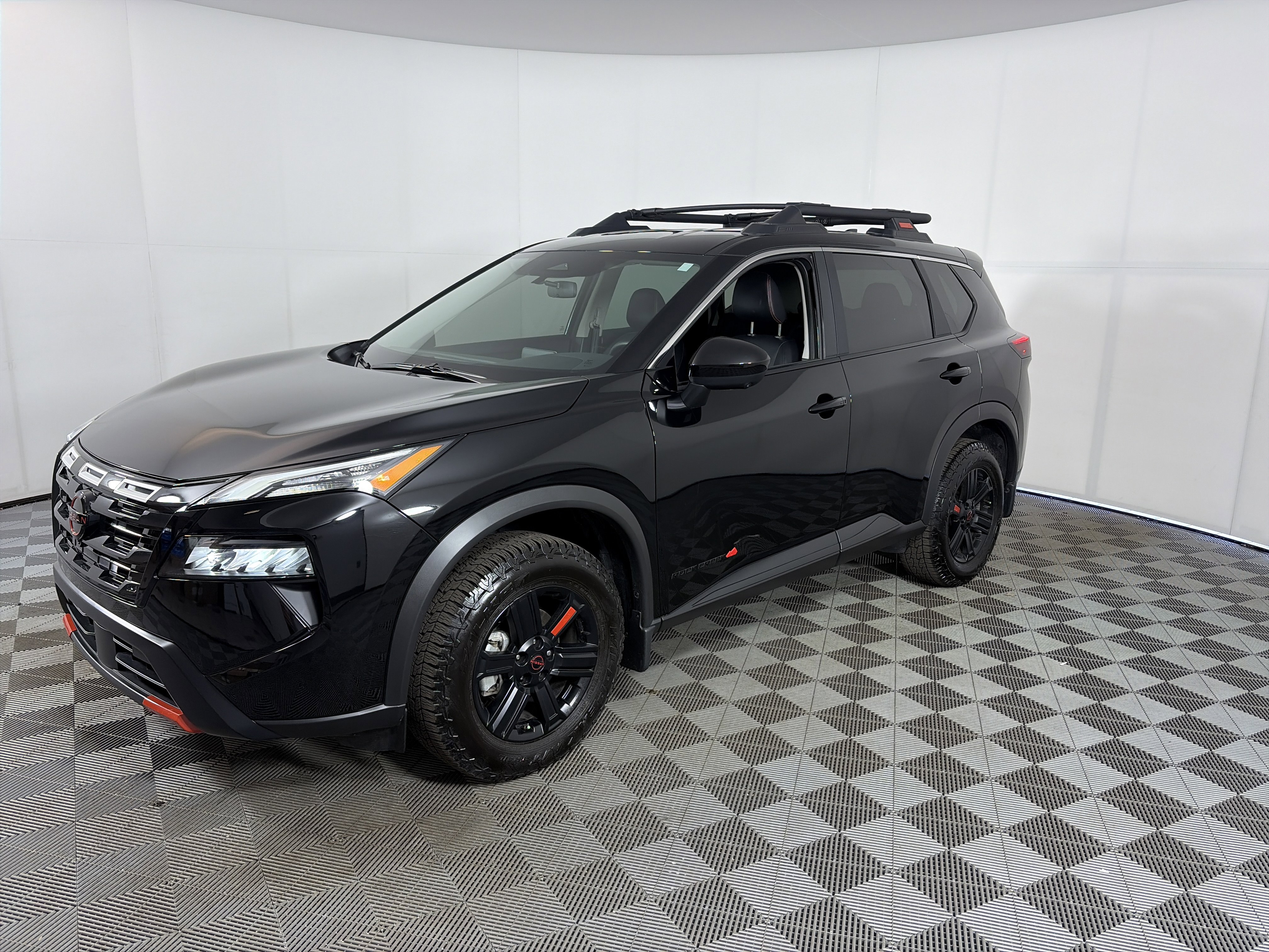 Used 2025 Nissan Rogue SV image 2