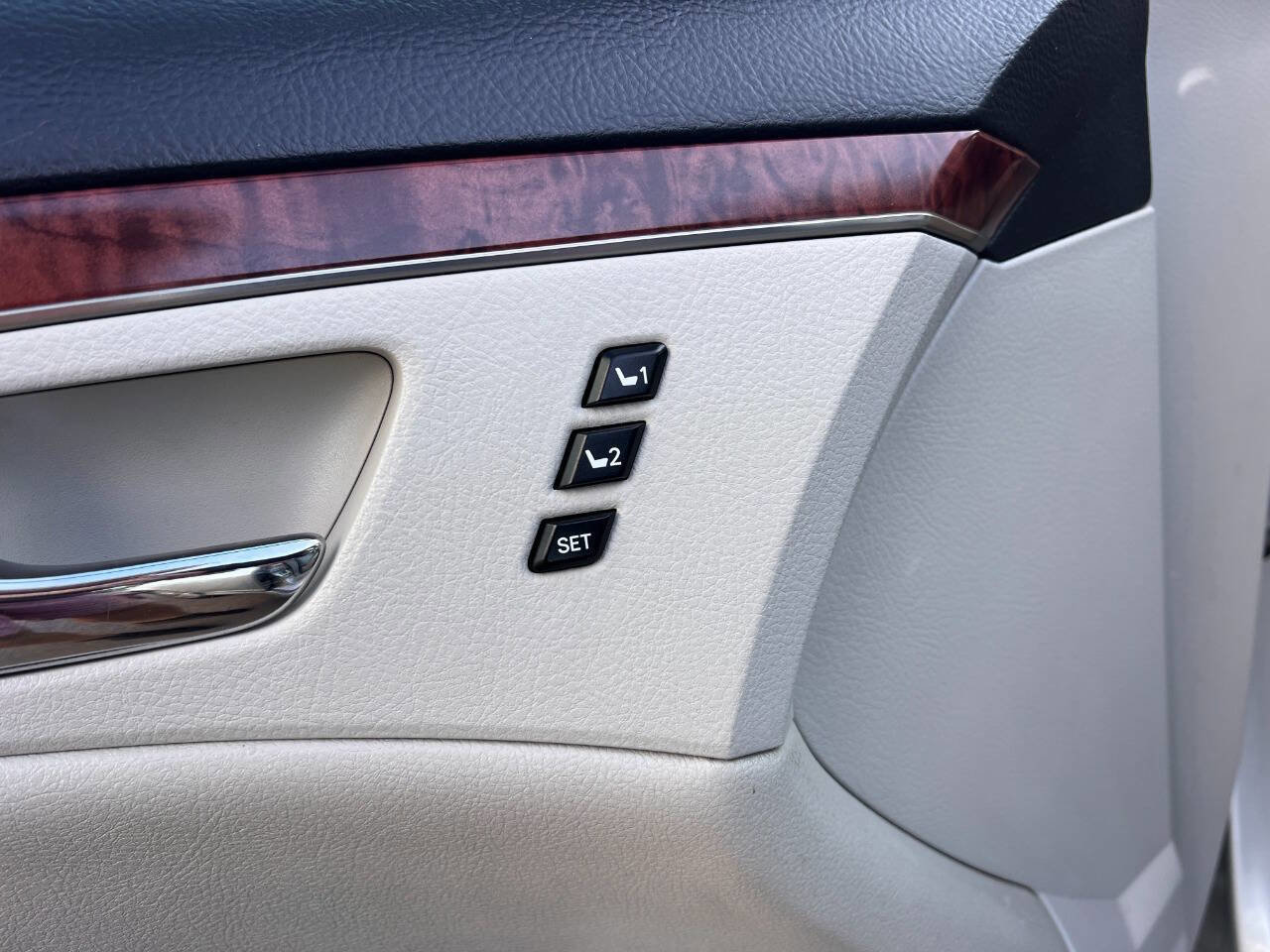 Used 2011 Toyota Avalon Limited image 33