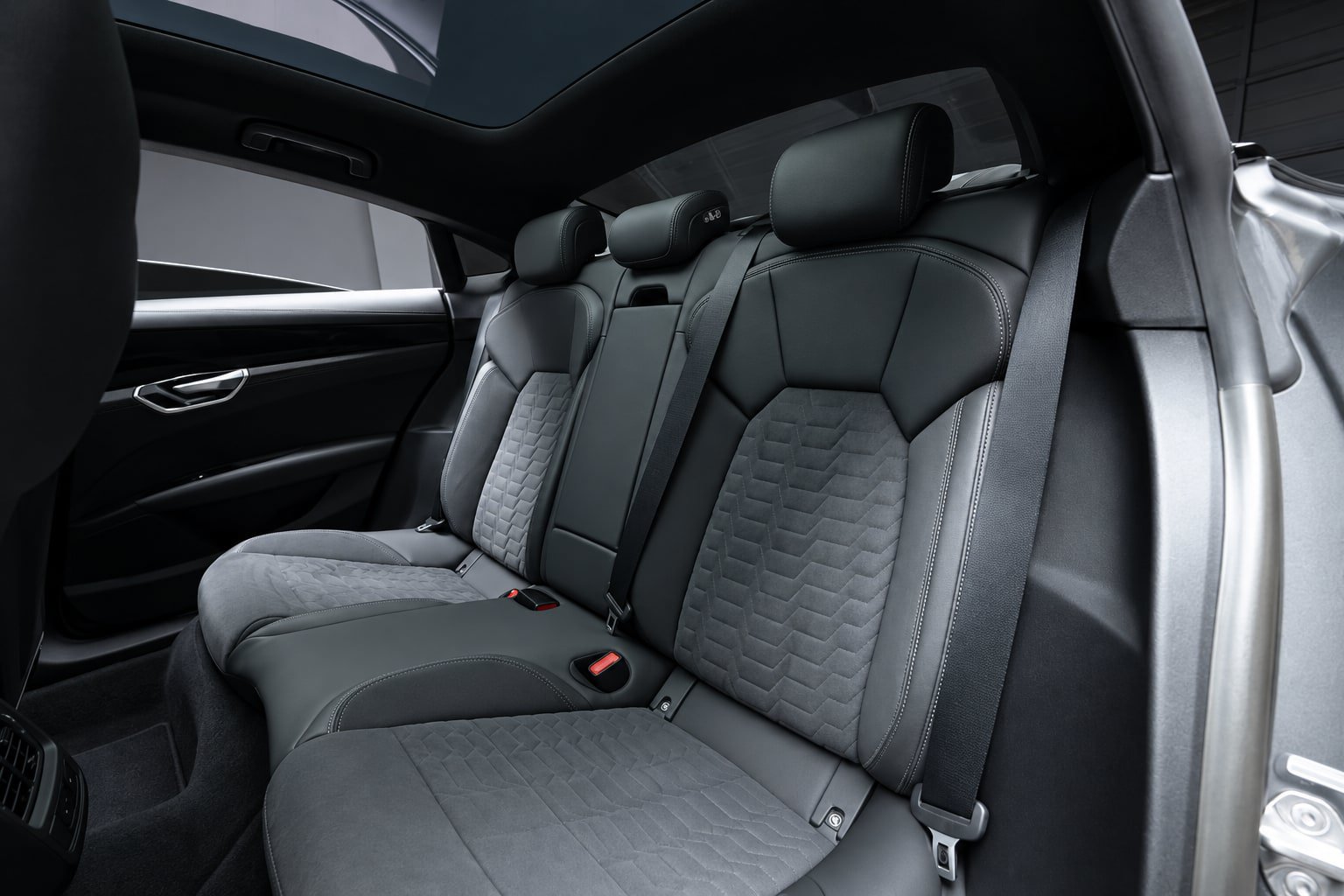 Used 2022 Audi e-tron GT Premium Plus AWD/4WD image 32