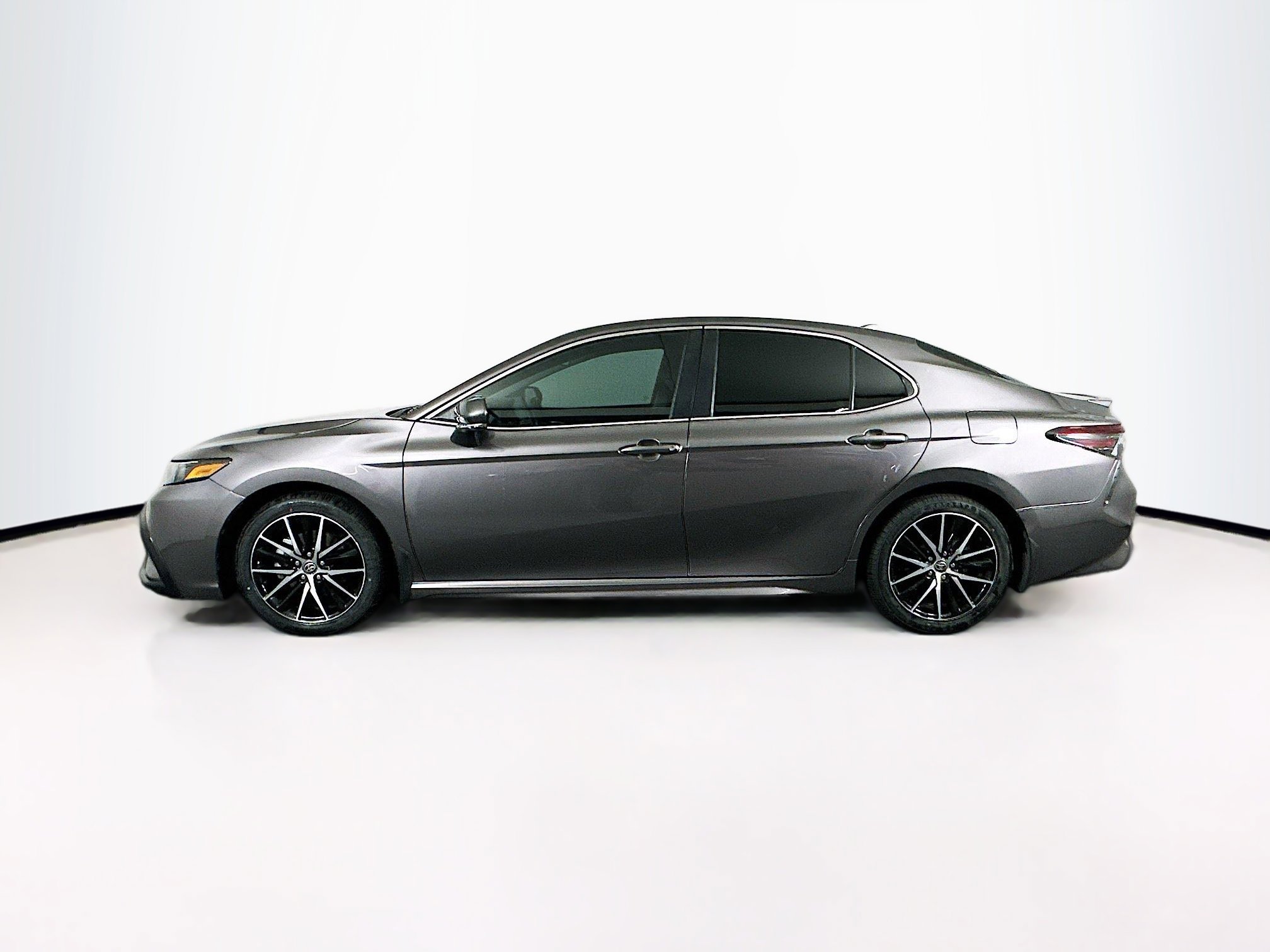 Used 2023 Toyota Camry SE image 4