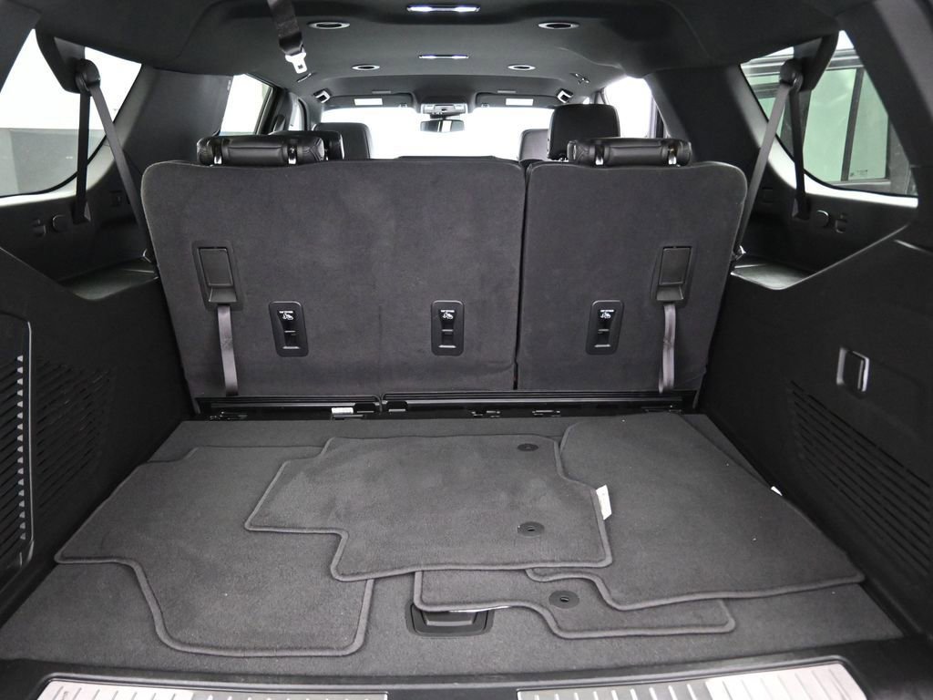 Used 2025 Chevrolet Suburban RST image 14