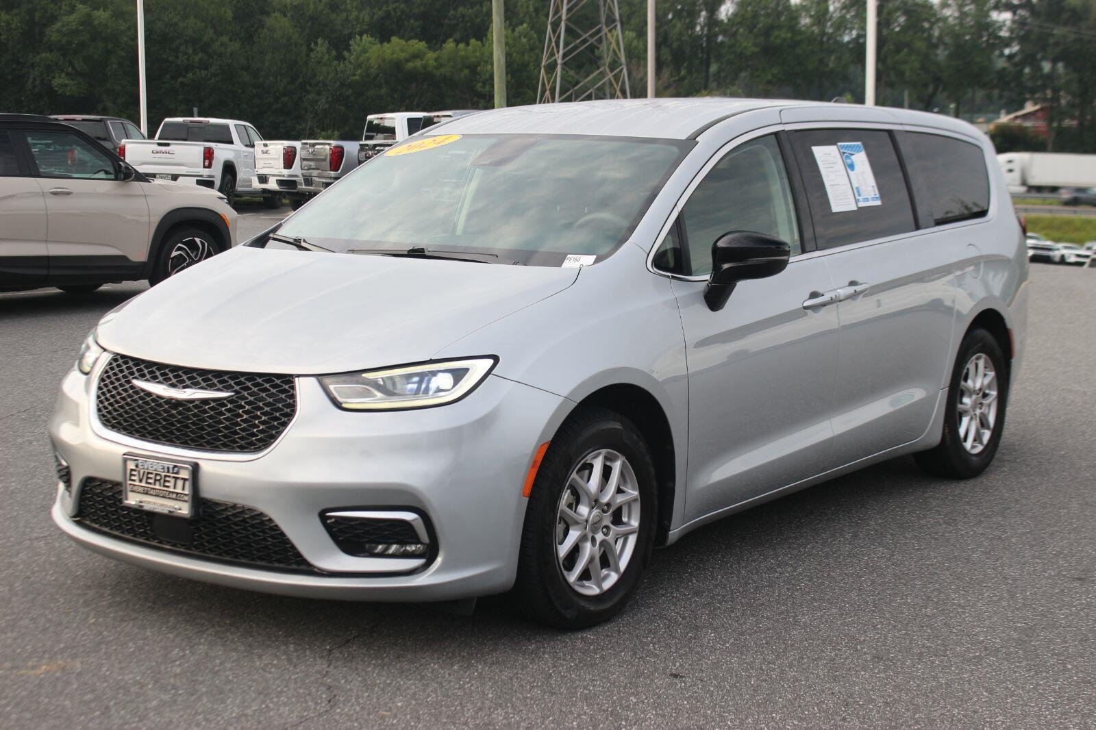Used 2024 Chrysler Pacifica Touring-L FWD image 3