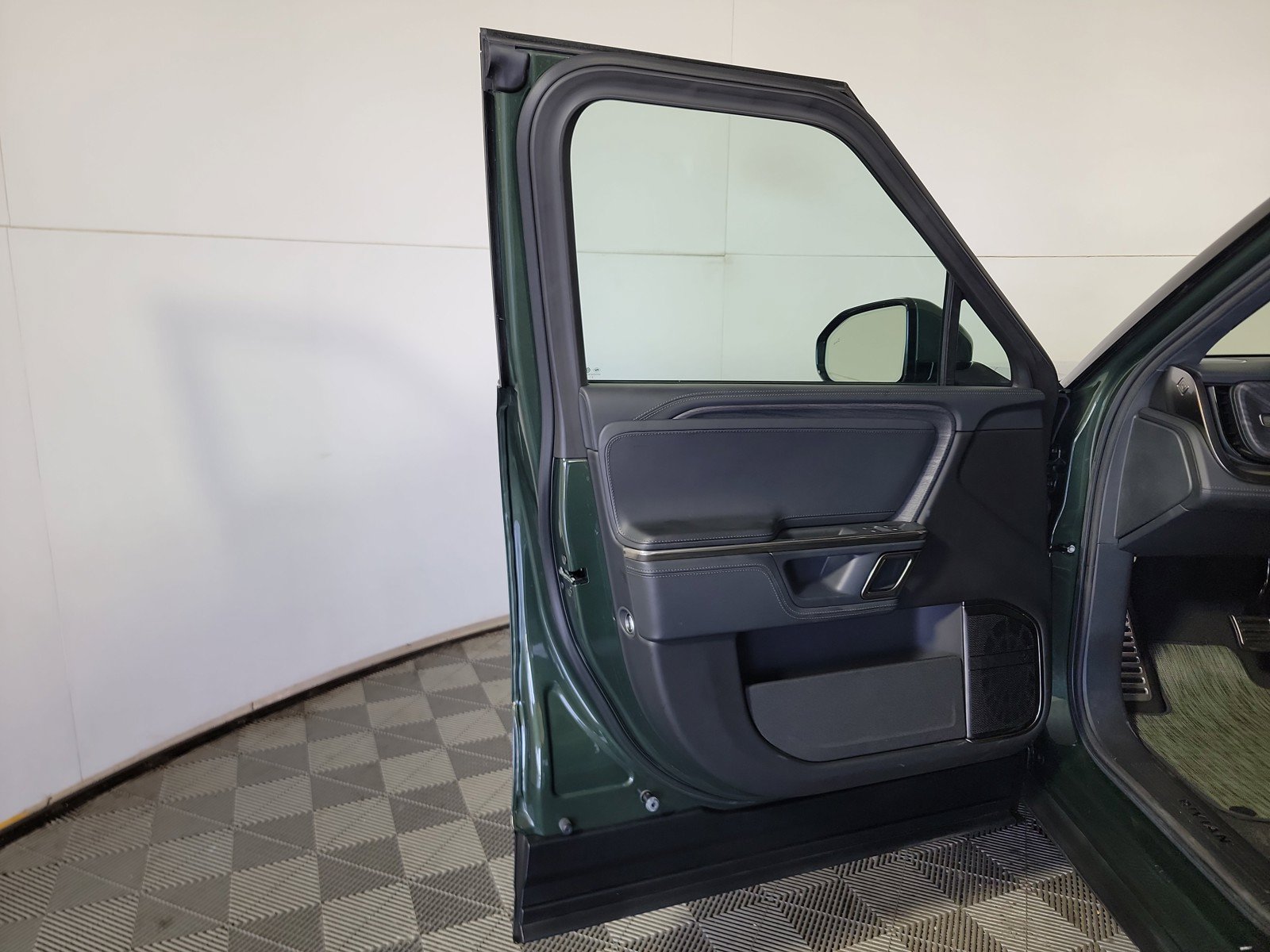 Used 2024 Rivian R1S Adventure AWD/4WD image 16
